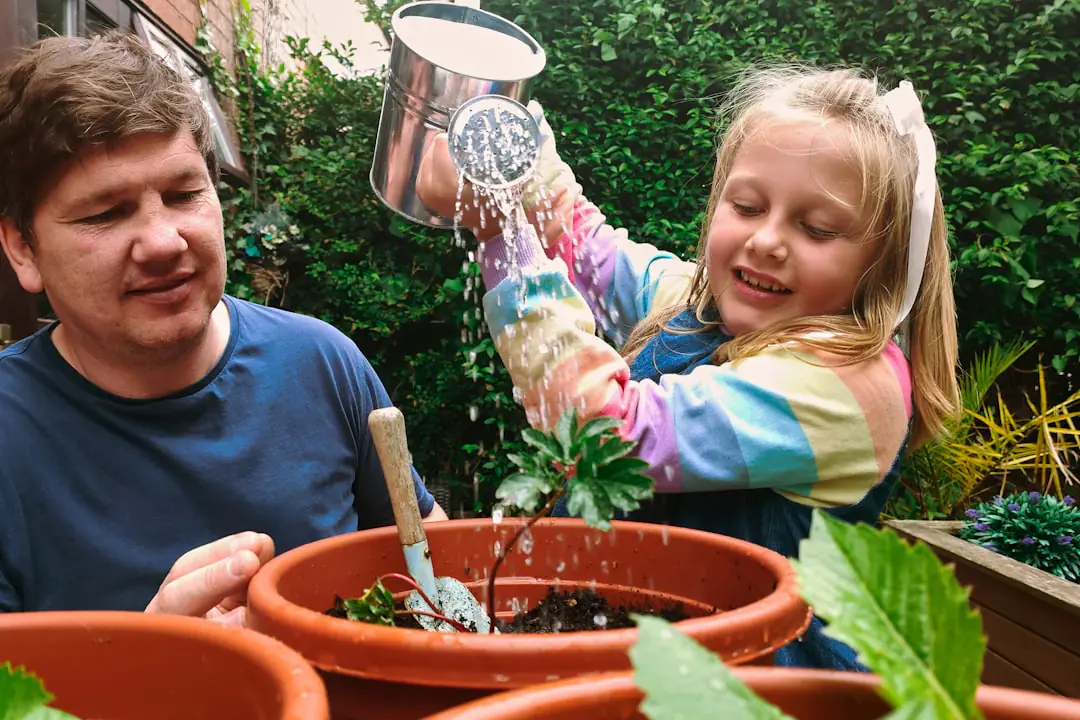 Trois générations jardinent ensemble dans des bacs potagers fleuris, sous une lumière douce de printemps.