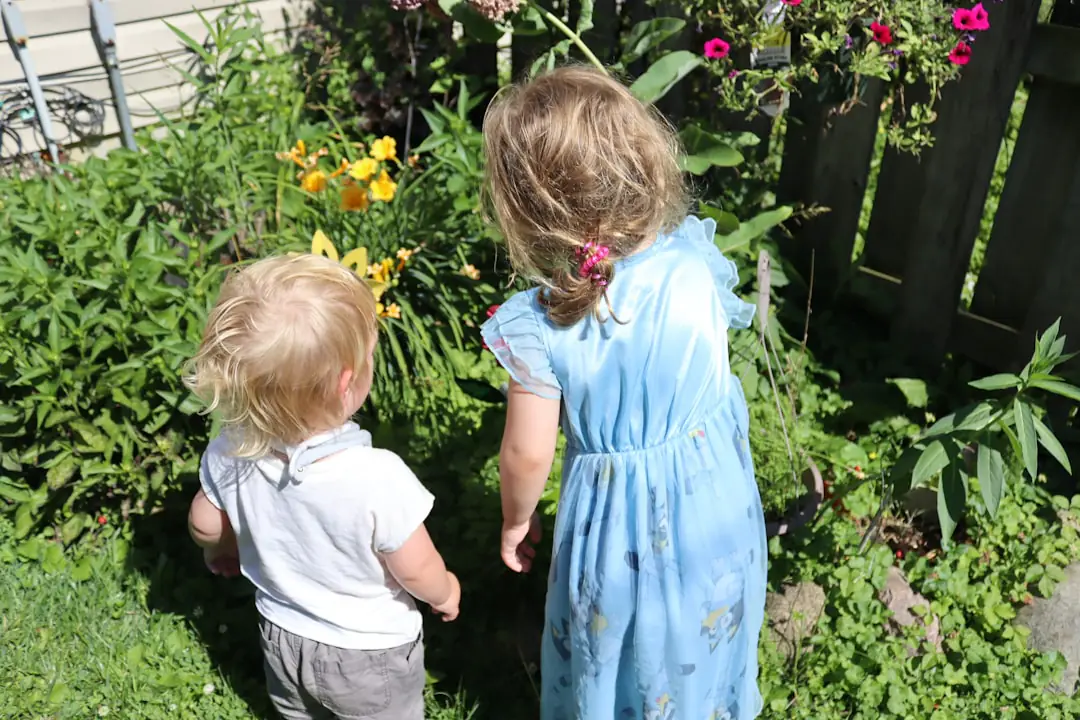 Jardinière préparant des plantes étiquetées et un dossier photo pour une exposition de jardin en France