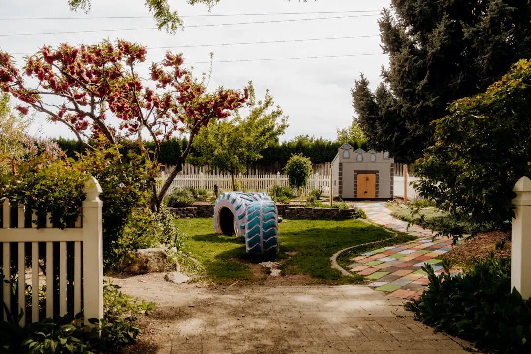 Jardin pédagogique itinérant transporté à vélo avec bacs d’aromatiques et jeunes salades lors d’une halte