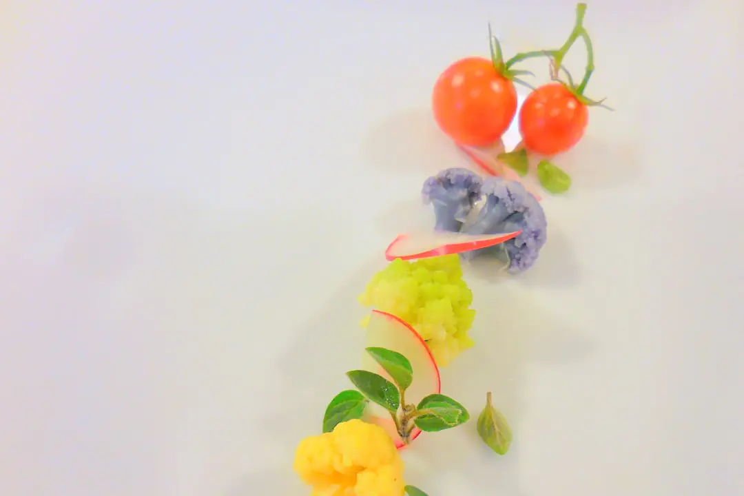 Jardinière sur un balcon français avec gel d’agar-agar, paillage et réserve d’eau à mèche.
