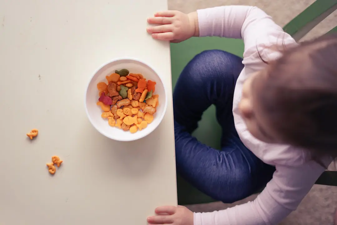 Enfants récoltant des radis et des herbes dans un potager, avant une dégustation sur table en bois
