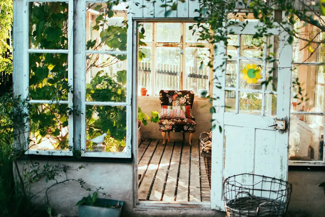Potager aromatique en carrés avec basilic, thym, persil et ciboulette au soleil près d’une cuisine