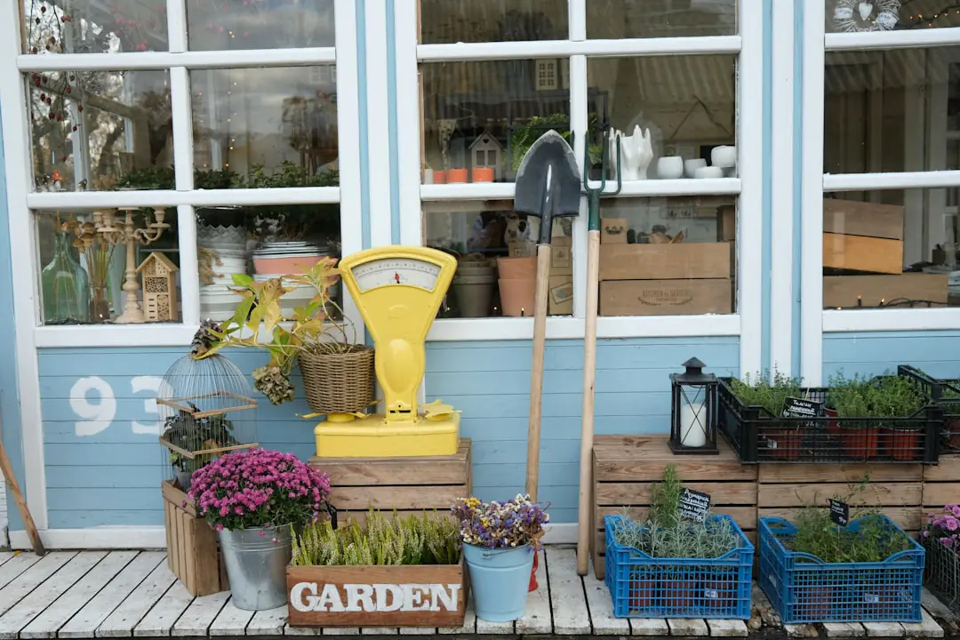 Participants semant des légumes dans des bacs lors d’un atelier de jardinage collectif en extérieur.
