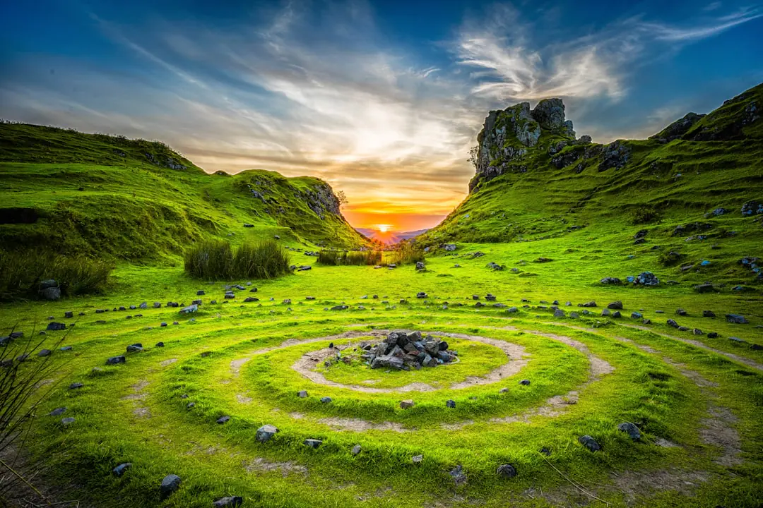 Jardin français métamorphosé avec allée perméable, massifs paillés et terrasse entourée de végétaux
