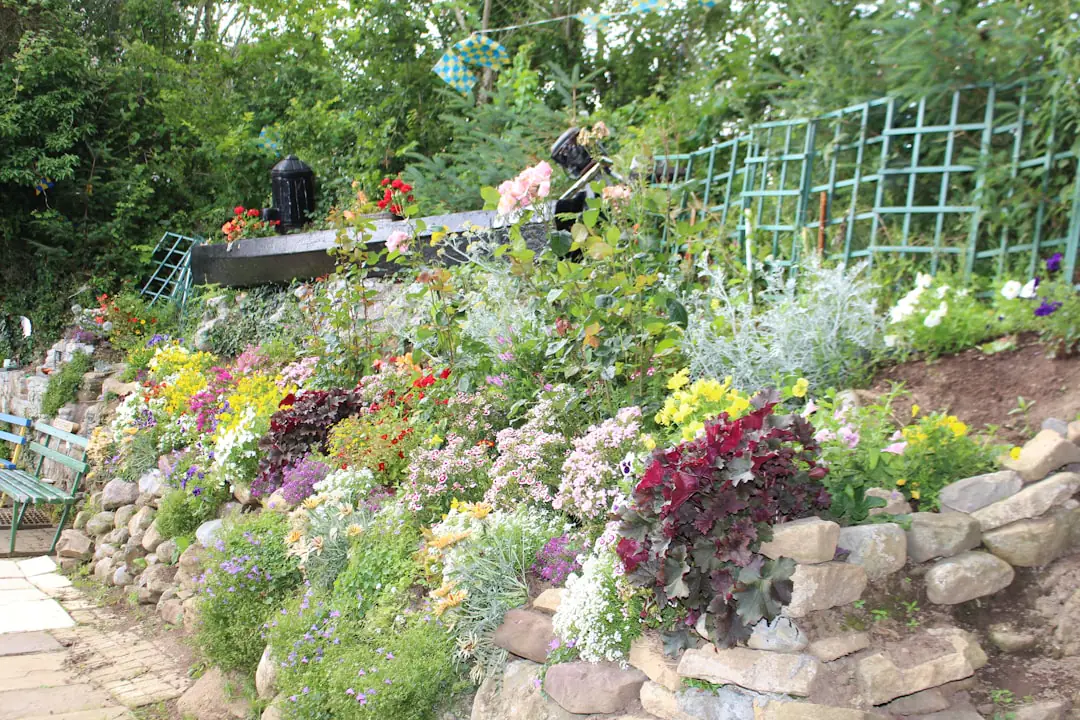 Petit groupe de jardiniers réunis autour d’une planche potagère pendant un atelier pratique en extérieur.