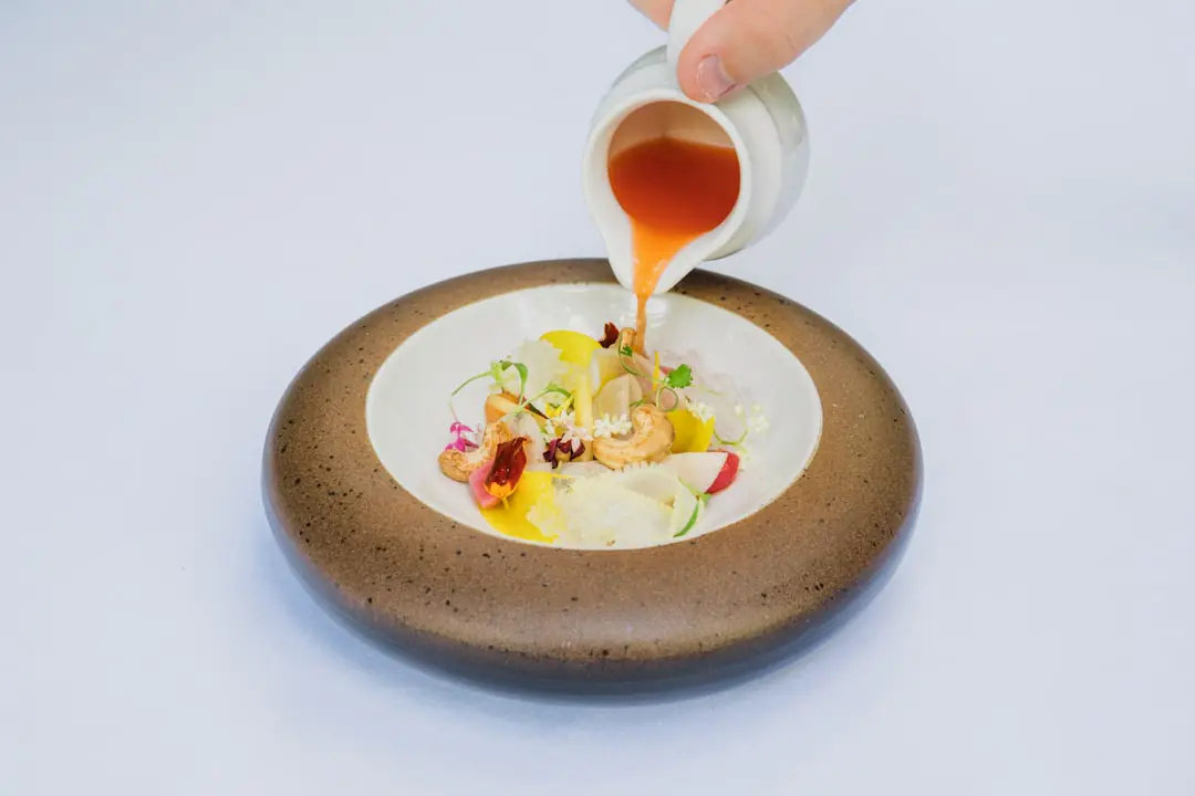 Atelier en plein air réunissant récolte d’aromatiques, cuisine végétale et observation d’abeilles au jardin