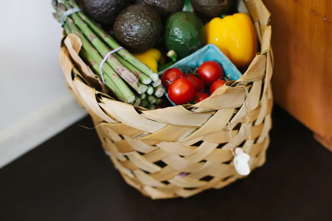 Potager français en carrés mêlant bettes multicolores, choux romanesco, haricots violets et pâtissons