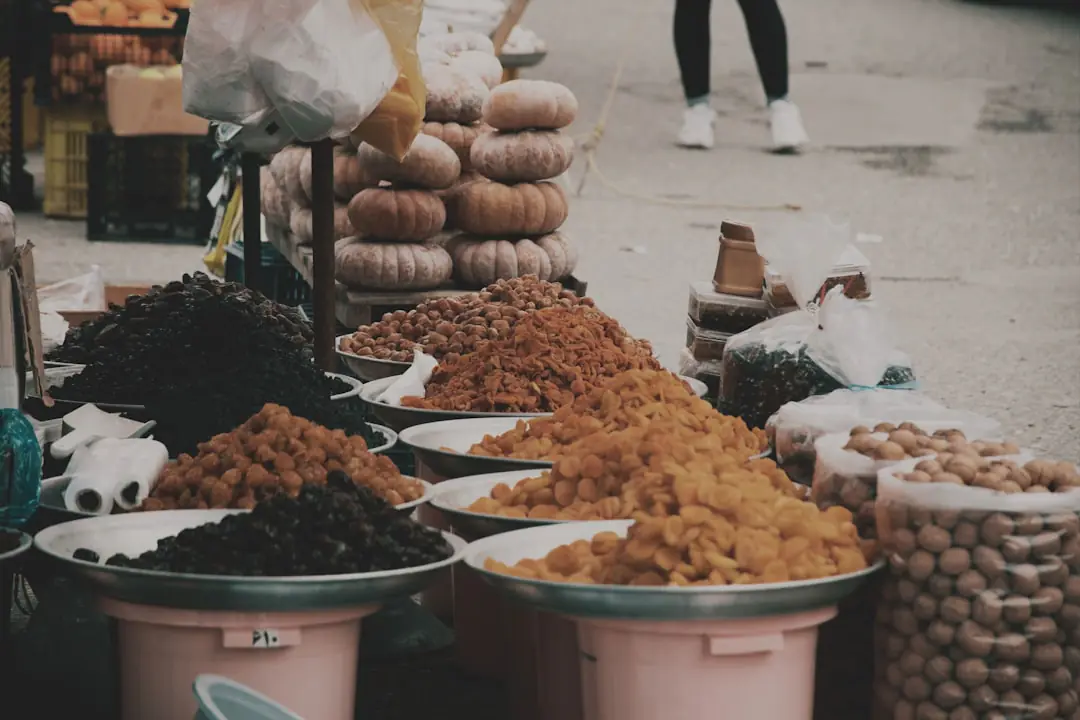 Massif de foodscaping avec blettes colorées, aromatiques, capucines et tomates sur treillage dans un jardin français