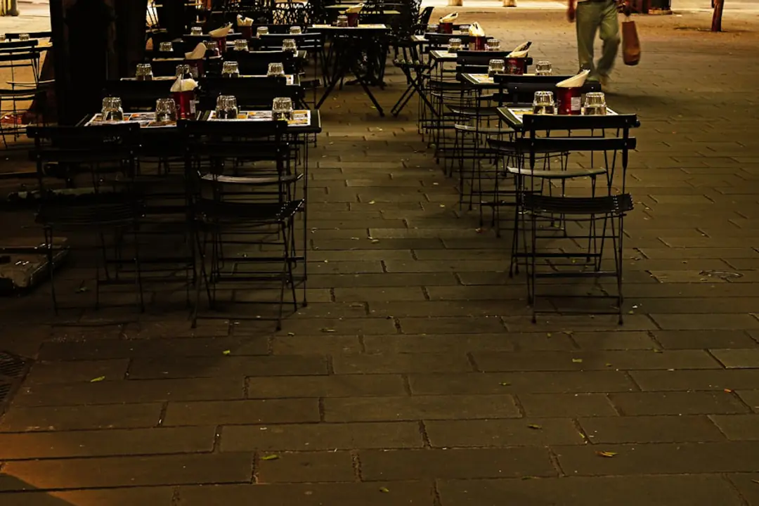 Coin repas extérieur sans fumée sur terrasse, table en bois, voile d’ombrage et bacs d’aromatiques