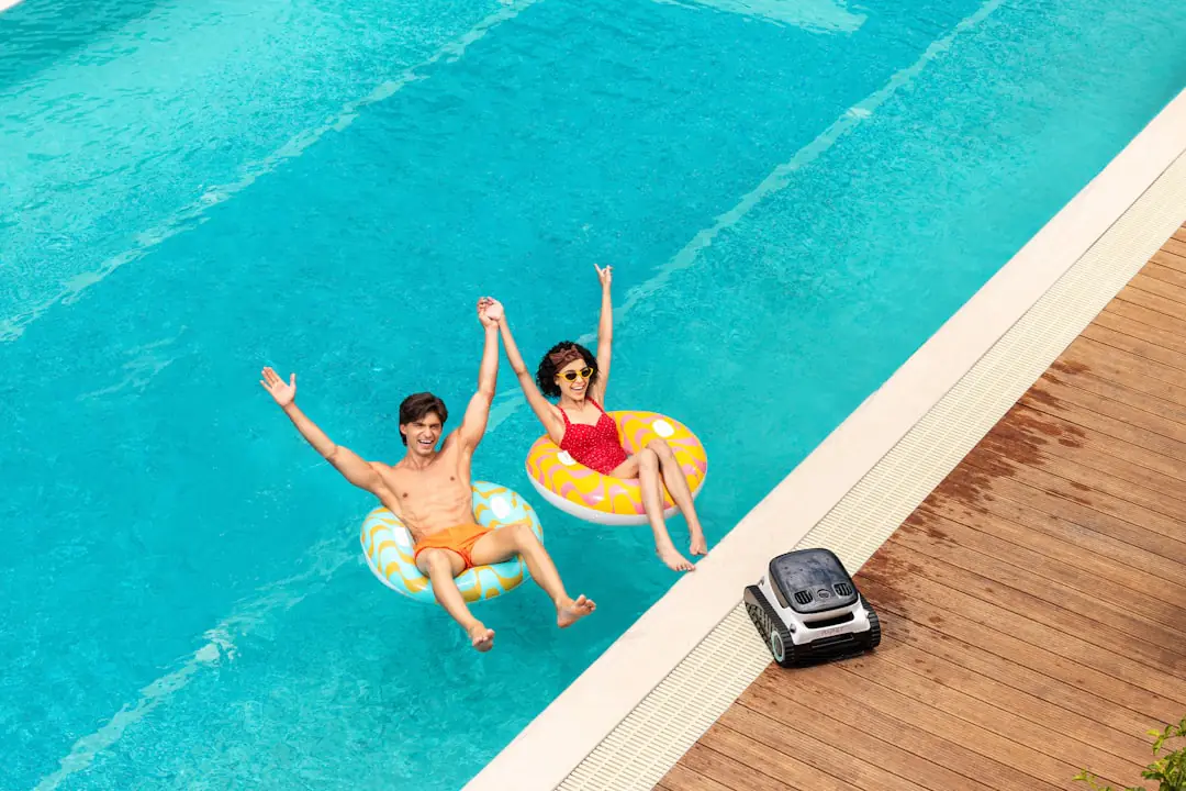 Robot de piscine autonome nettoyant le fond d’un bassin familial dans un jardin français arboré et lumineux.