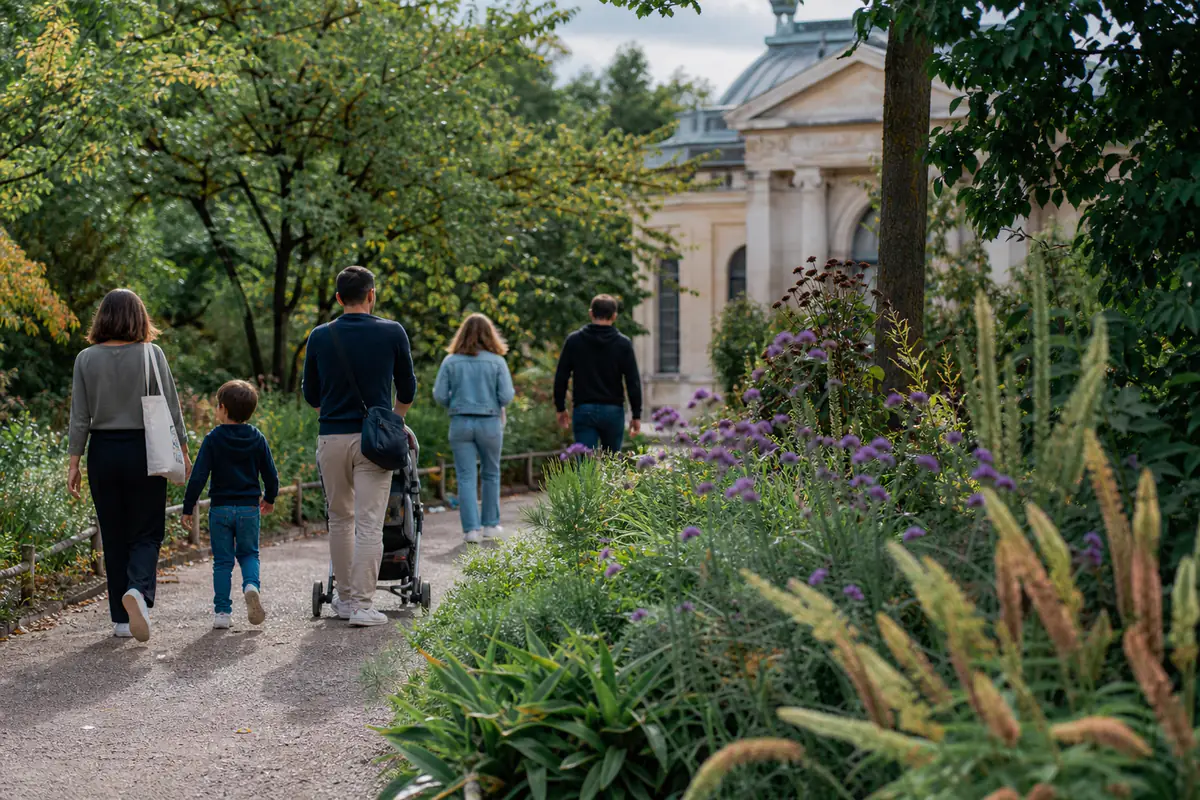 Promeneurs découvrant un jardin public fleuri avant une sortie culturelle dans une ville française verdoyante