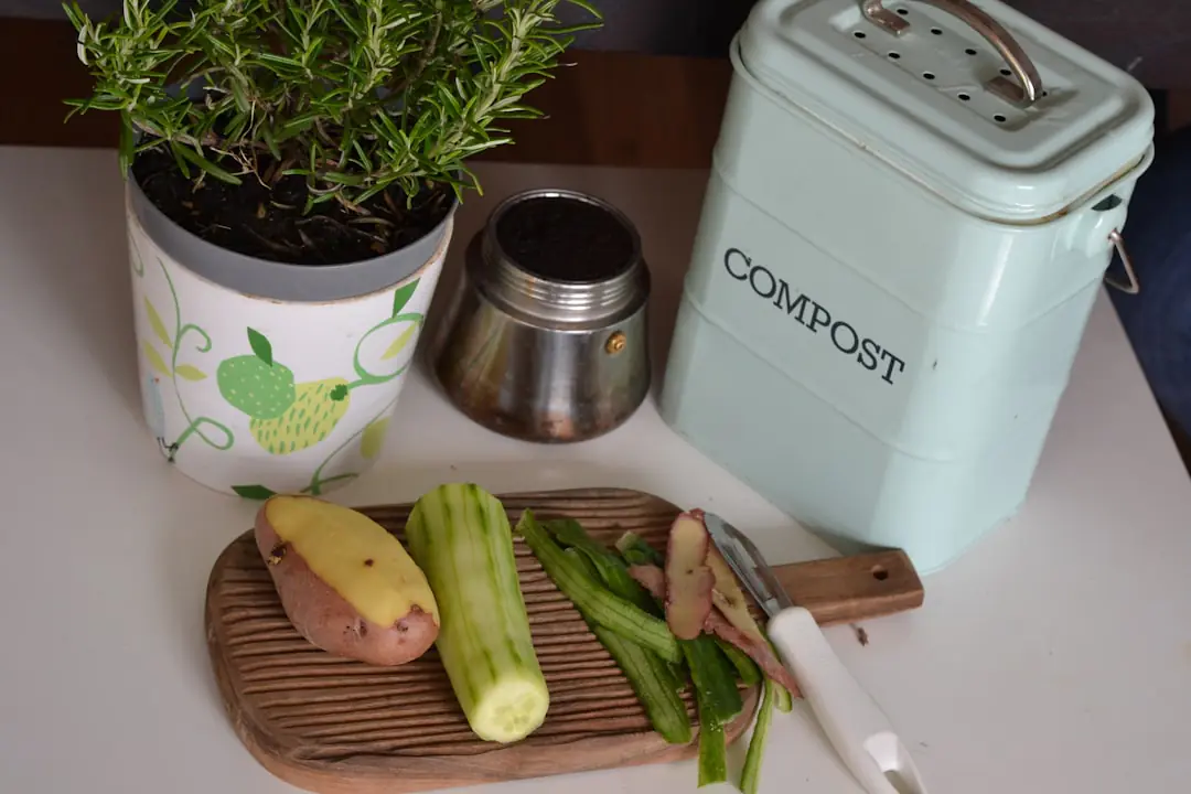 Composteur en bois ouvert montrant des couches de feuilles, tontes et épluchures dans un jardin français.