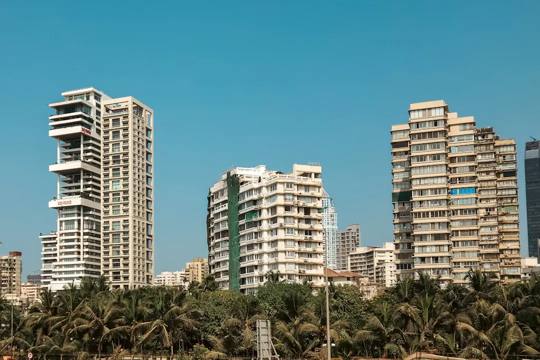 Balcon urbain à Mumbai garni de bacs de légumes, aromatiques et grimpantes sous une lumière naturelle douce