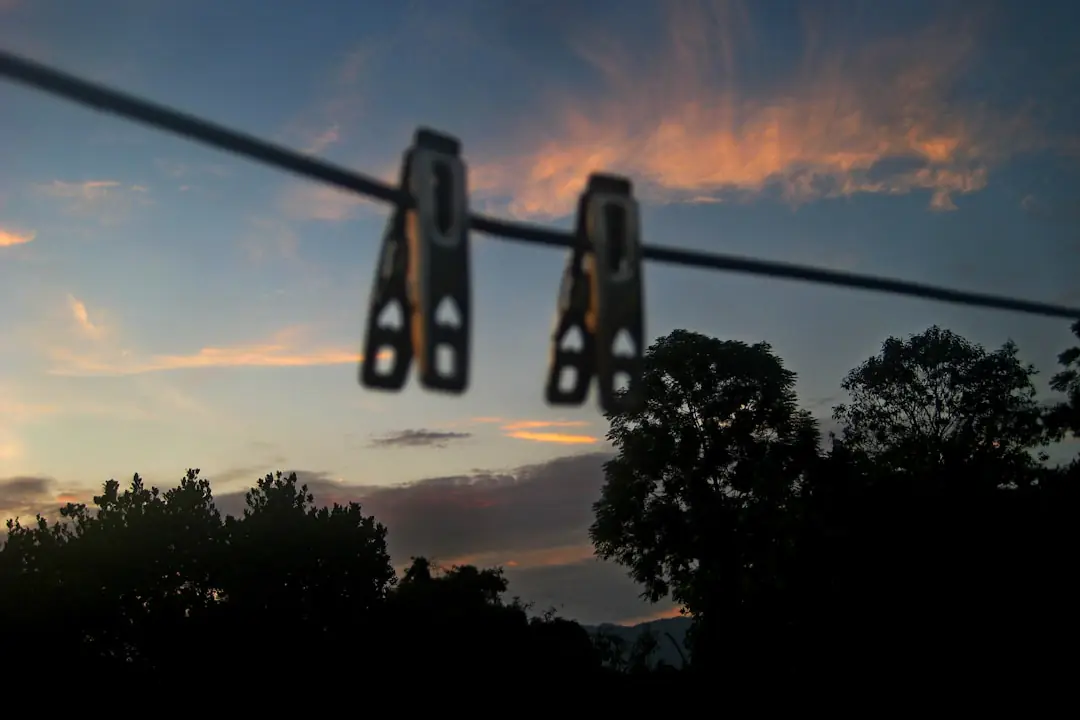 Ventilateur anti-mouches à pales souples posé sur une table de terrasse lors d’un dîner au crépuscule.