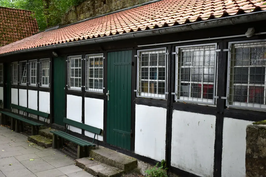 Bénévoles d’un jardin partagé français réorganisant un cabanon et inventoriant des outils après un vol