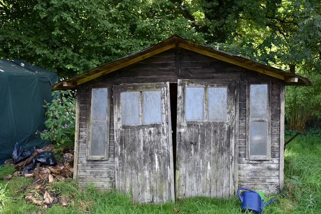 Potager familial en Allemagne avec rangs paillés, légumes rustiques et voile de protection au printemps