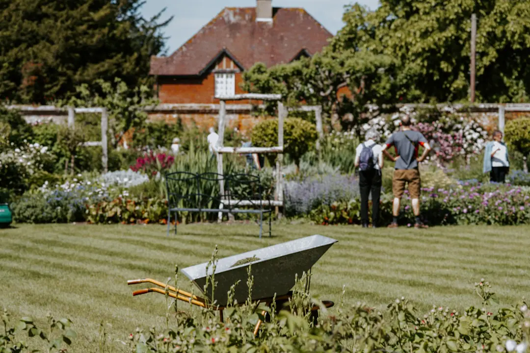 Jardiniers échangeant des plants étiquetés et des graines lors d’une rencontre locale dans un jardin français