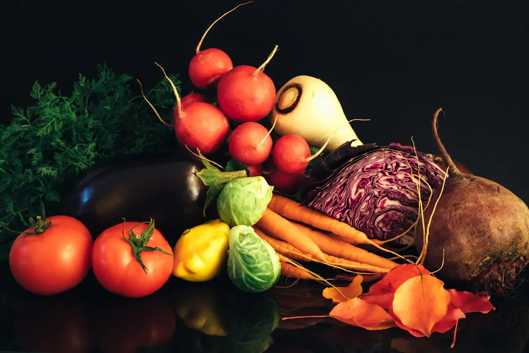 Planche de potager vivace avec asperges, artichauts, rhubarbe et paillage organique au printemps