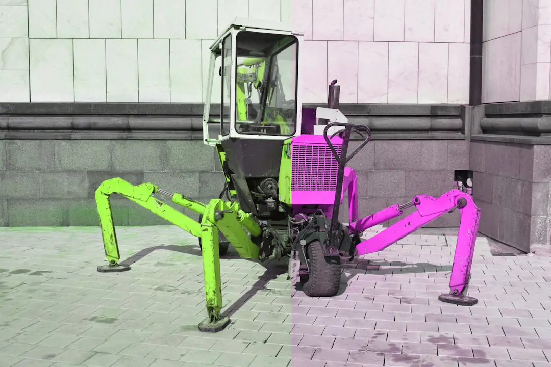 Tondeuse robot compacte en fonctionnement sur une pelouse familiale bordée de massifs fleuris