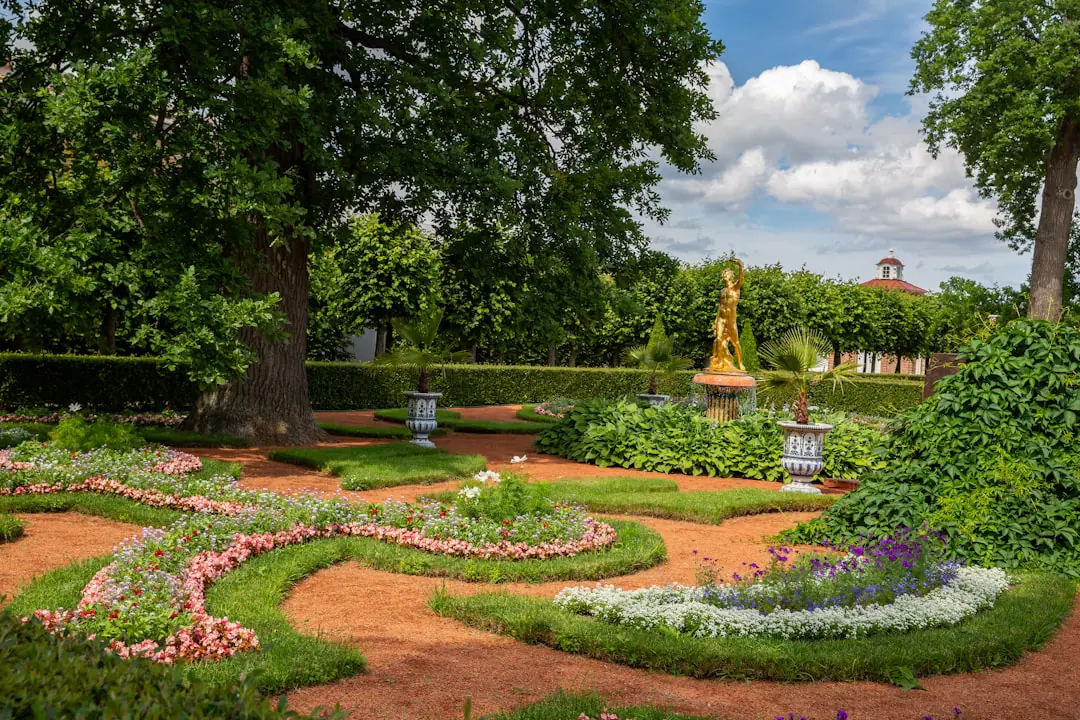 Enfant accompagné plantant de petites vivaces et des galets dans un jardin féerique sur une terrasse française
