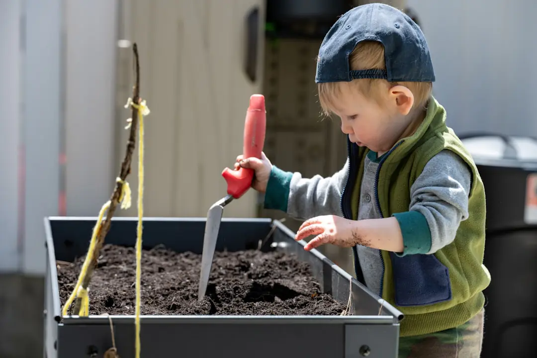 Jardinier choisissant des outils manuels robustes sur un établi en bois dans un jardin français lumineux