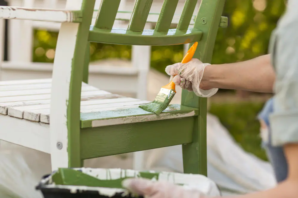 Salon de jardin en bois et métal nettoyé à la brosse douce sur une terrasse française ensoleillée