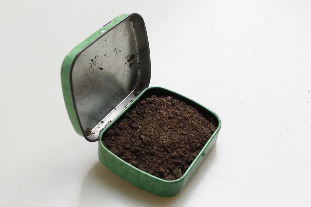 Habitants autour de bacs en bois, ajoutant du broyat et des épluchures dans un jardin partagé français