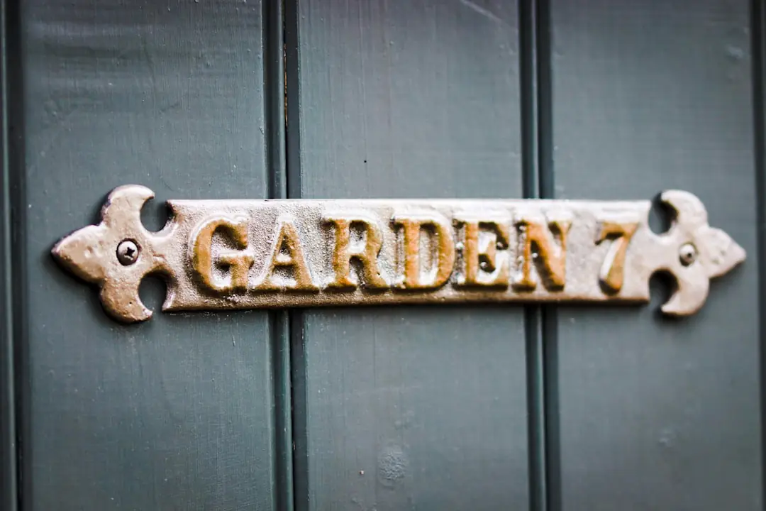 Jardinière débutante notant ses semis dans un carnet près d’un petit potager partagé ensoleillé