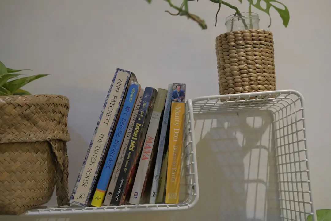 Livres de jardinage ouverts sur une table en bois, près de semis et d'outils dans un jardin français.