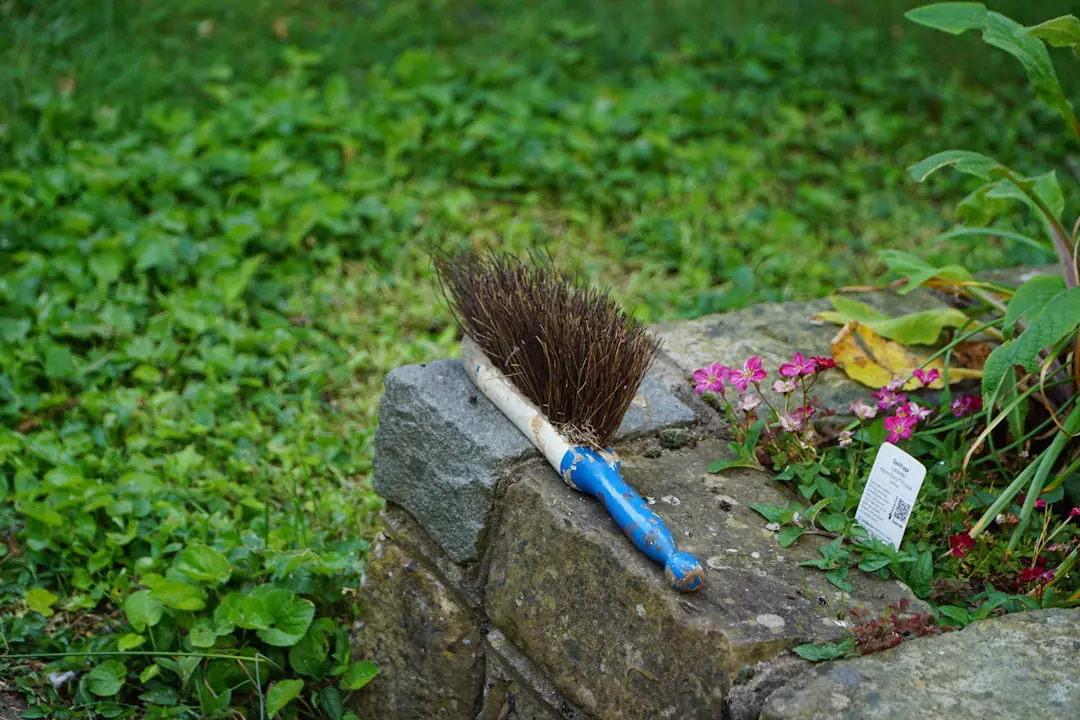 Jardinier équipé de gants et lunettes vérifiant un sécateur avant de travailler dans un jardin familial