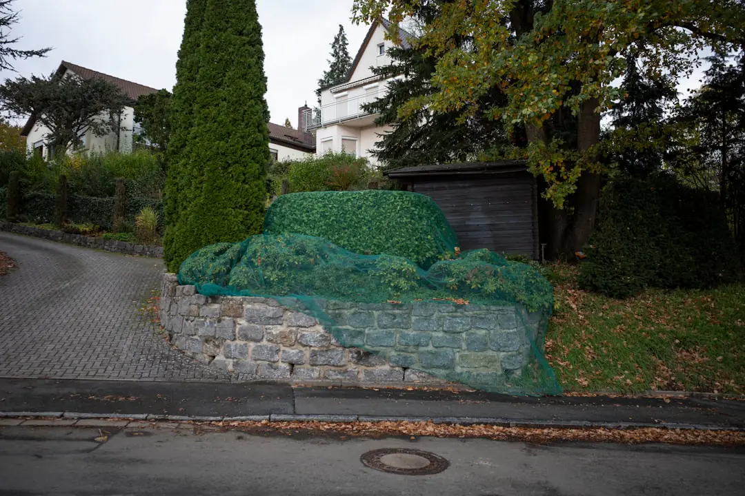 Jardinier préparant des planches potagères avec compost et paillage dans un jardin français au début du printemps