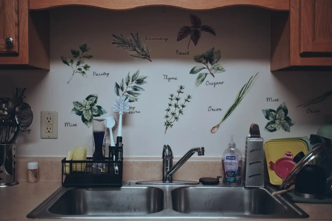 Jardinier préparant un potager au début de saison avec compost, outils entretenus et paillage naturel