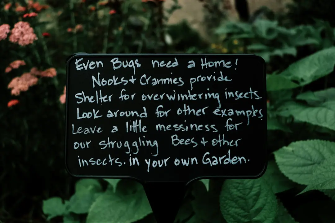 Jeunes jardiniers semant des haricots dans un bac potager en bois, accompagnés par un adulte dans un jardin.