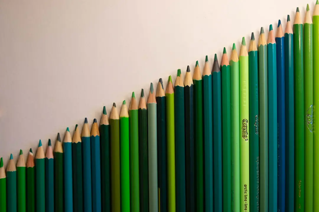 Crayon plantable marqué Merci posé dans un pot de terreau, avec une jeune pousse près d'une fenêtre lumineuse