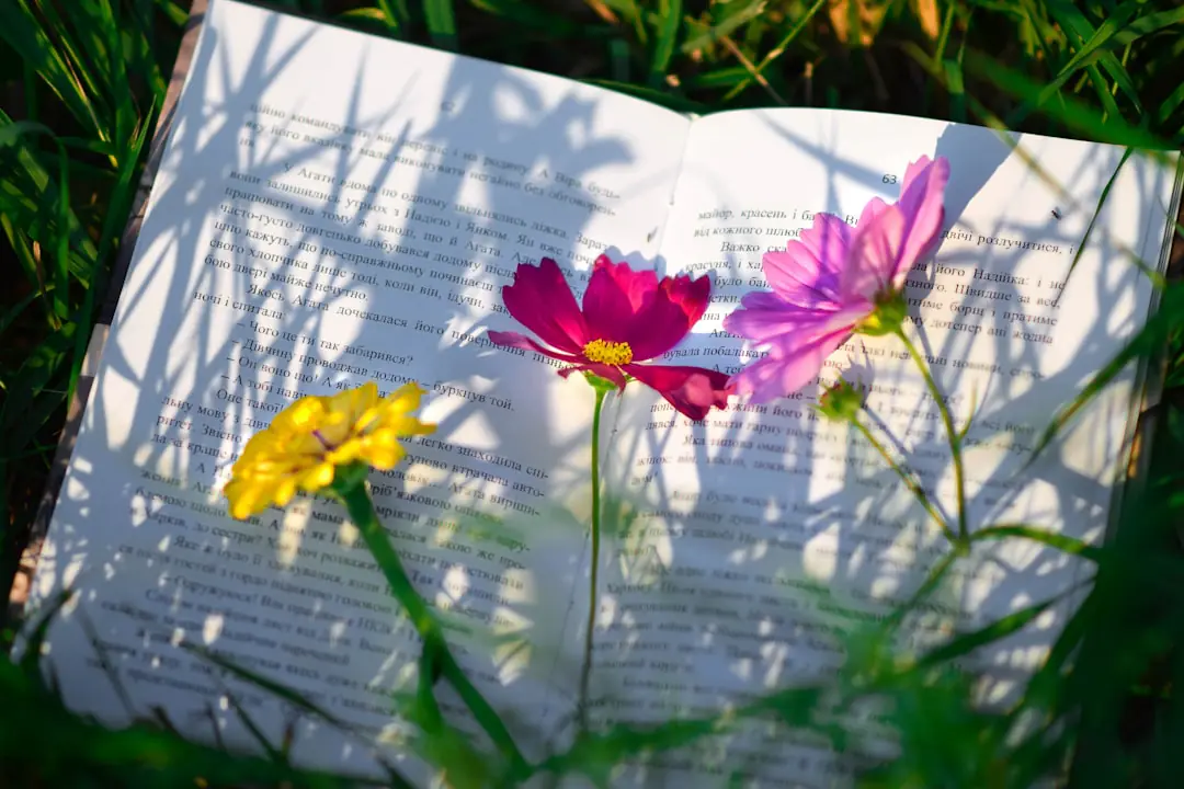 Carnet ouvert sur une table de jardin près de jeunes plants étiquetés et d’un mètre pliant