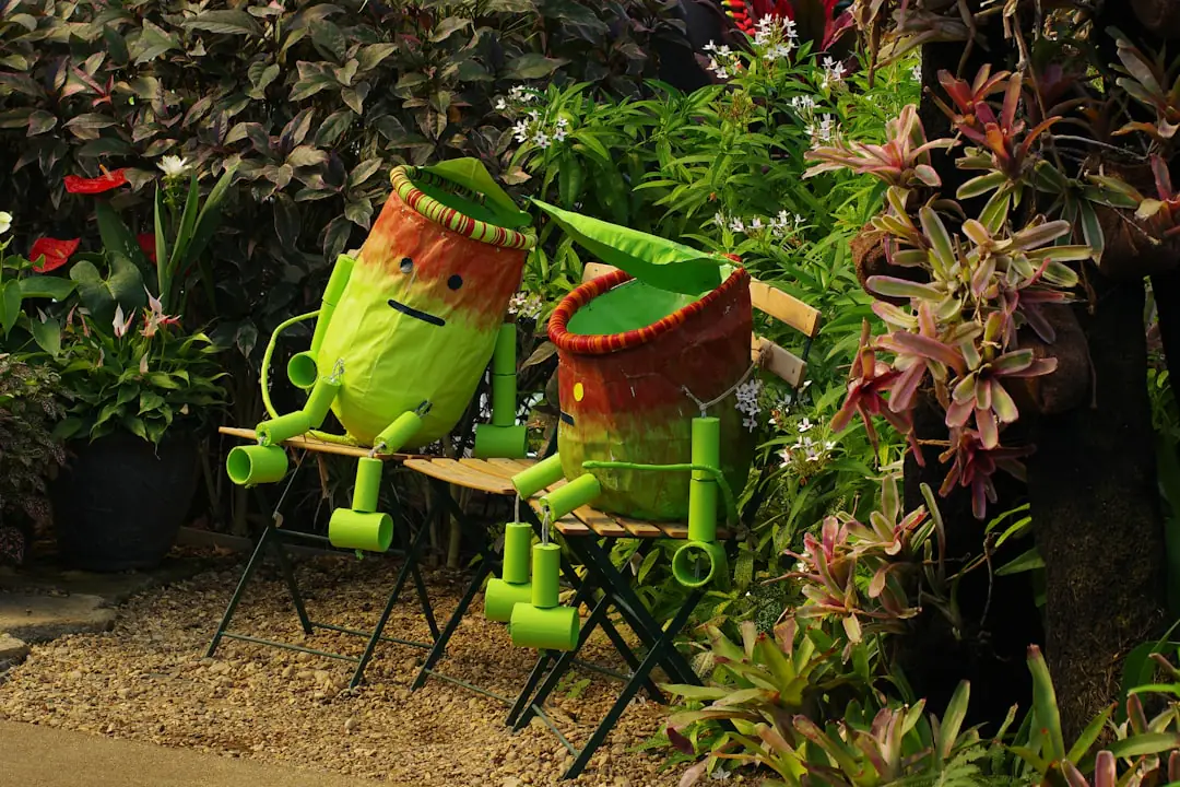 Jardinière consulte une application de suivi des plantes devant des pots sains sur un balcon fleuri