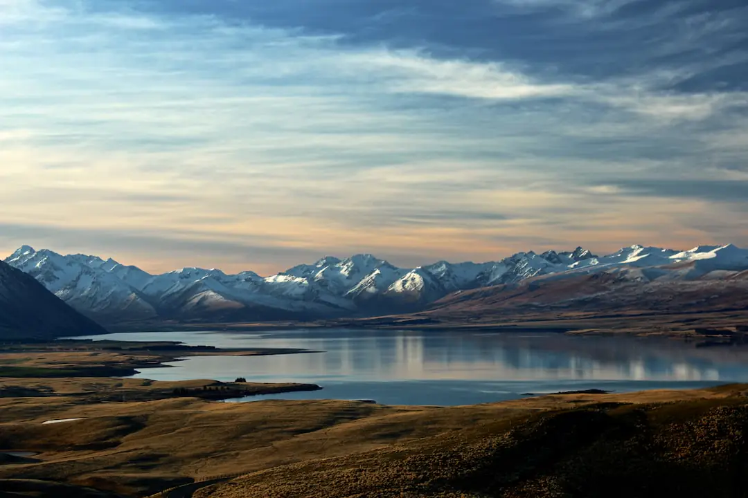 Jardin à l’anglaise créé sur terrain nu, avec allée courbe, massifs fleuris et outils anciens exposés