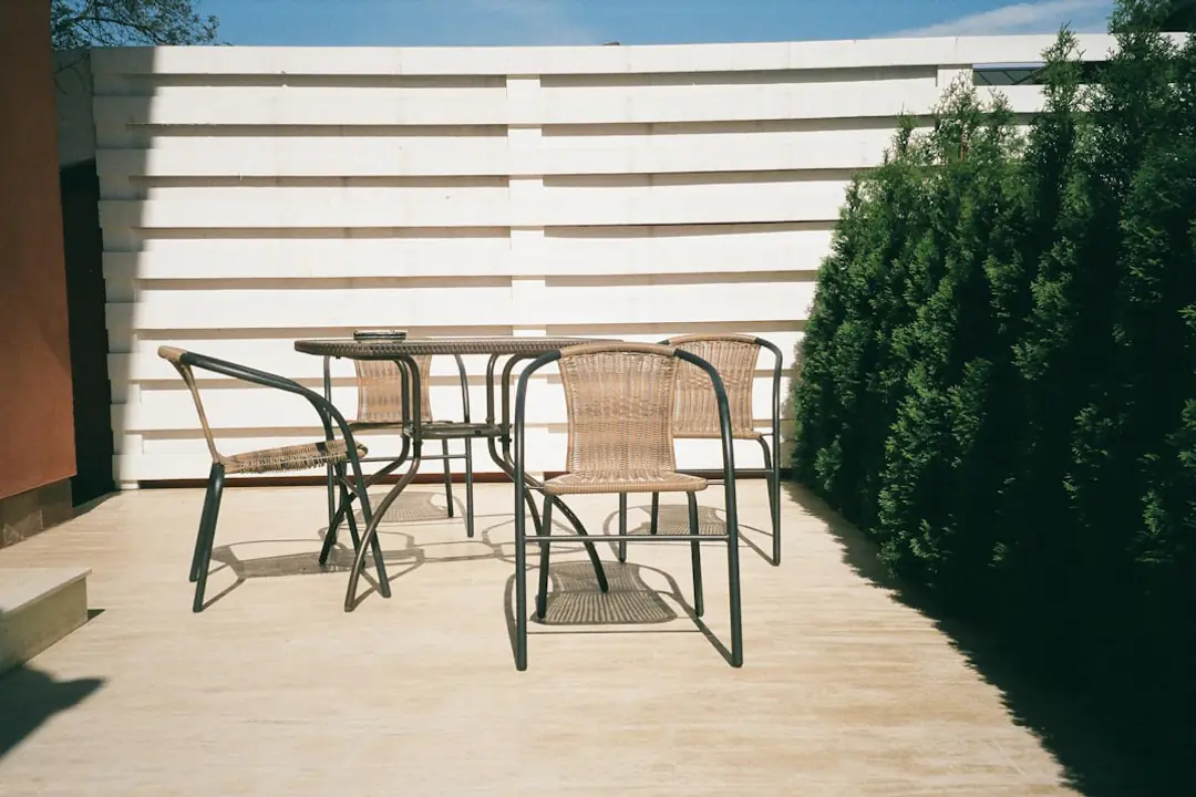 Plateau de table de jardin en verre trempé brisé en petits fragments sur une terrasse ombragée