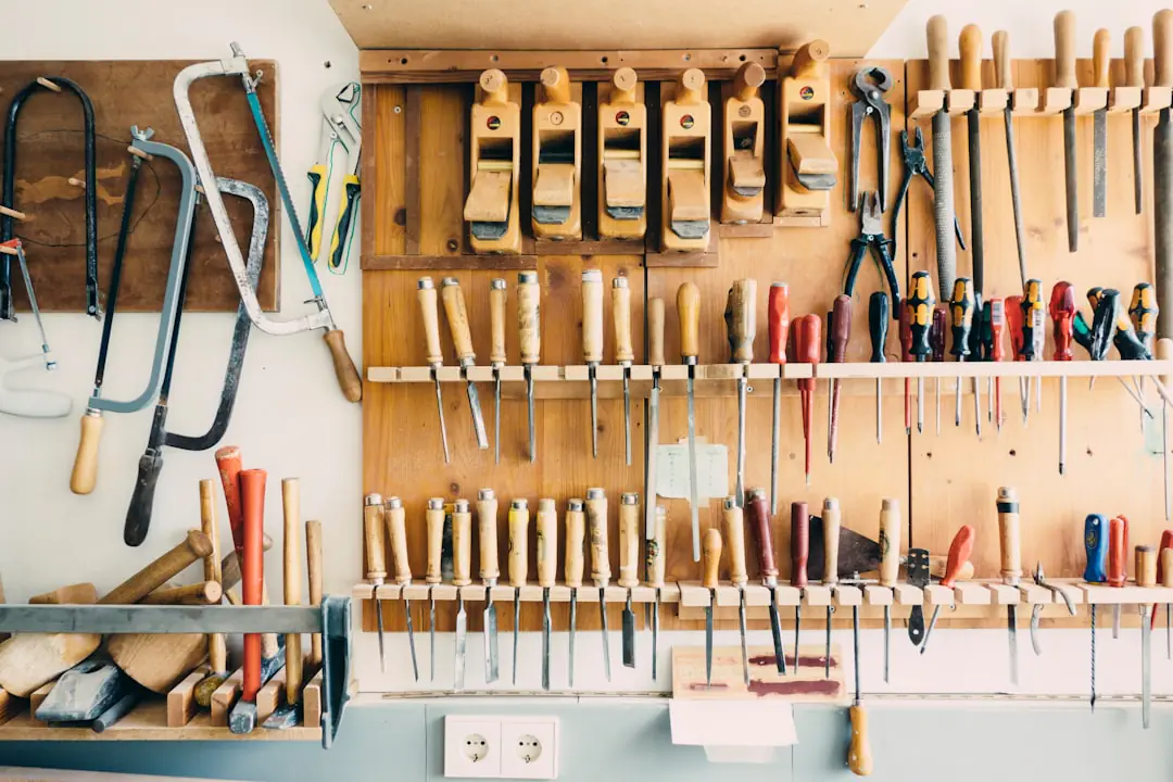 Outils de jardinage manuels triés et nettoyés sur des tables pour une collecte de réemploi solidaire