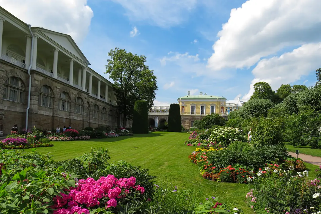Client examinant des plants étiquetés dans une jardinerie française rouverte, avec outils et pots en arrière-plan