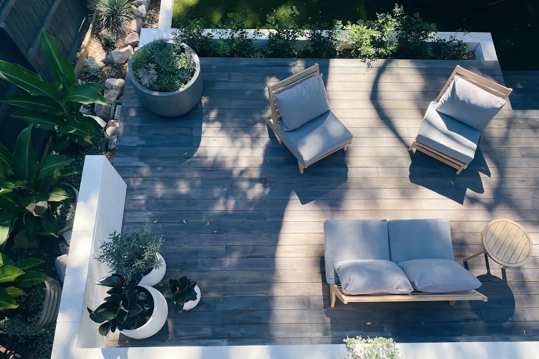 Jardin paysager familial avec massifs structurés, arbustes, paillage organique et allée en gravier naturel